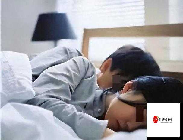 妻子当着丈夫面给别人好吗?此举引发家庭风波