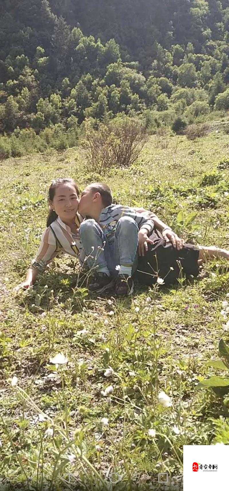 从后面抱着妈妈突然脸一红:那一瞬间内心的奇妙感觉