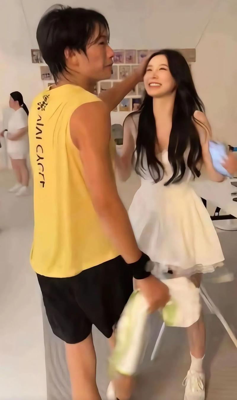抖音热门旋律揭秘,那首有一天我会在你的身边肩并肩手牵着手的歌