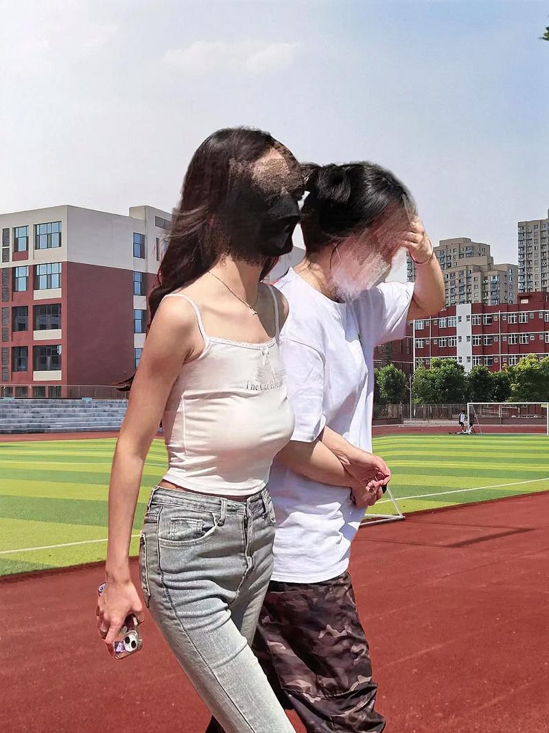 数学课代表的胸摸起来软软的:校园生活中的温馨瞬间与青春记忆