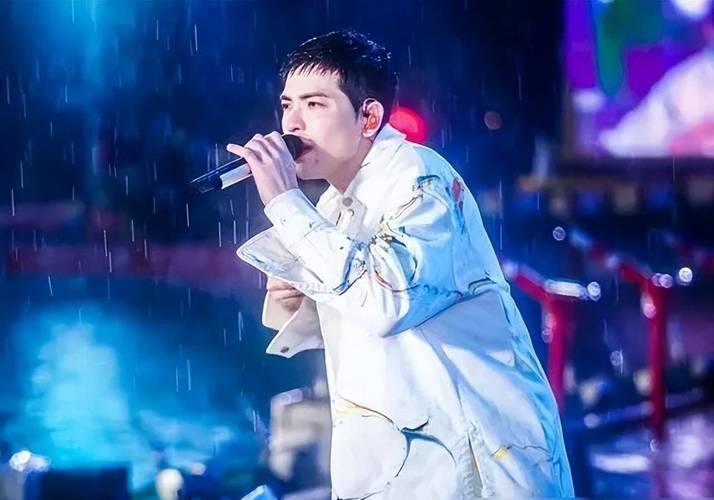 萧敬腾一拿话筒就下雨,雨神称号背后的奇妙故事
